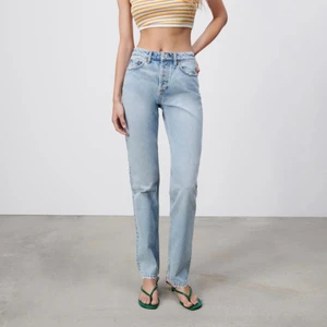 Midrise zara jeans  - Säljer nu dessa slutsålda midrise zara jeans! Säljer pga av att dem inte kommit till användning. Använda nåra fåtal gånger och är i super bra skick. Köpta online för cirka ett halvår sen! Är många intresserade startas budgivning!💓💓kolla gärna in mina andra plagg jag säljer!!!