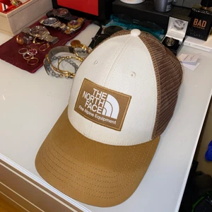 The north face keps   - En TNF keps som jag inte använder längre, köpt på The north face. Pris kan diskuteras, buda!