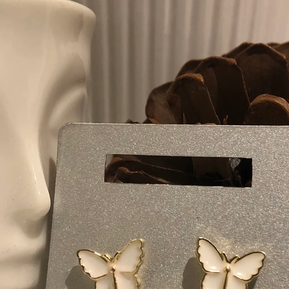 Ett par fjäril örhängen jag har har köpt på shein jag säljer dom eftersom jag aldrig har använt dom och så har jag liknande örhängen♻️💚. Accessoarer.