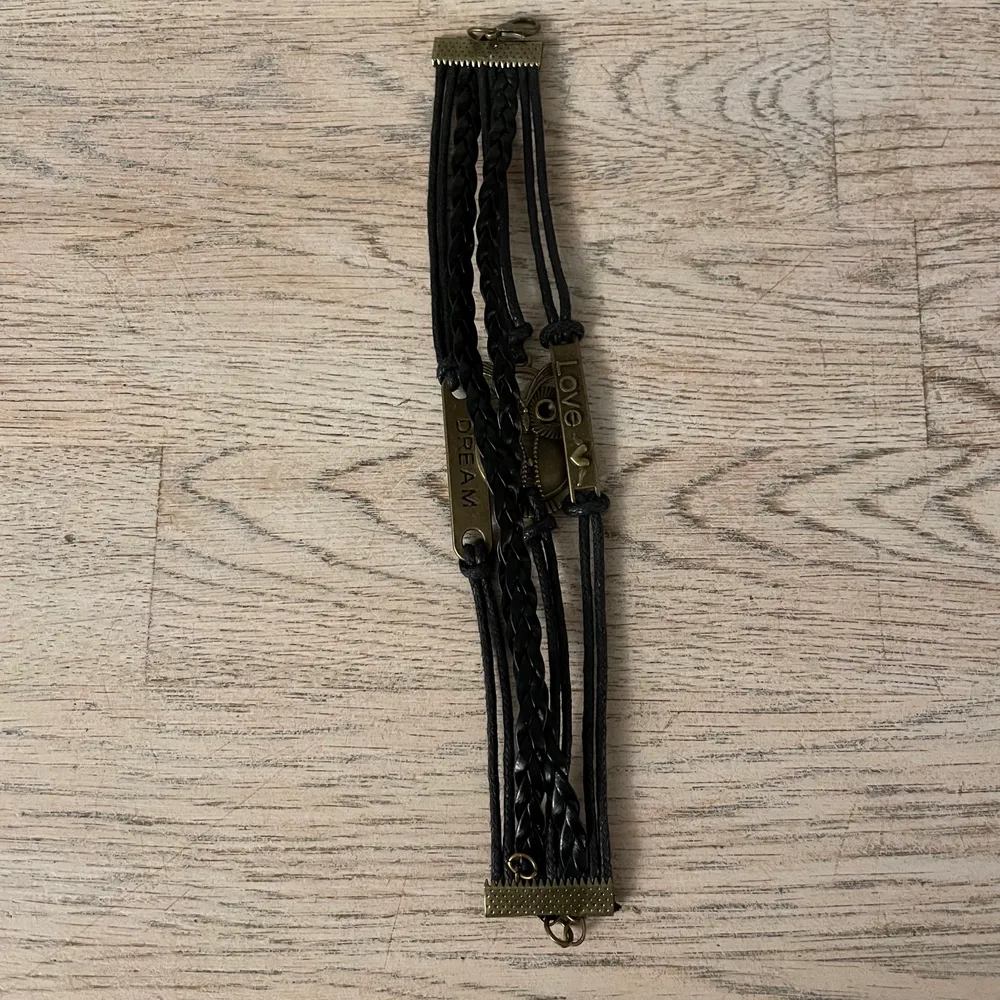 Säljer detta svarta, brons aktiga armbanden. Det finns sex st❤️Det är en bronsfärgad Uggla, en liten bronsfärgad bricka som det står ”love” på och en till liten bronsfärgad bricka det står ”dream”❤️Justerbara❤️Fått från min faster, ingen av oss har använt dem❤️Frakt 13kr för en, det går köpa fler❤️10kr st❤️Alla för 40kr❤️Ställ gärna frågor😃❤️Jag säljer liknande armband också❤️. Asusteet.