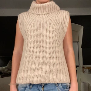 Stickad poloväst - Grovt stickad, beige-rosa poloväst från Second Female. Endast använd en gång ☕️ 