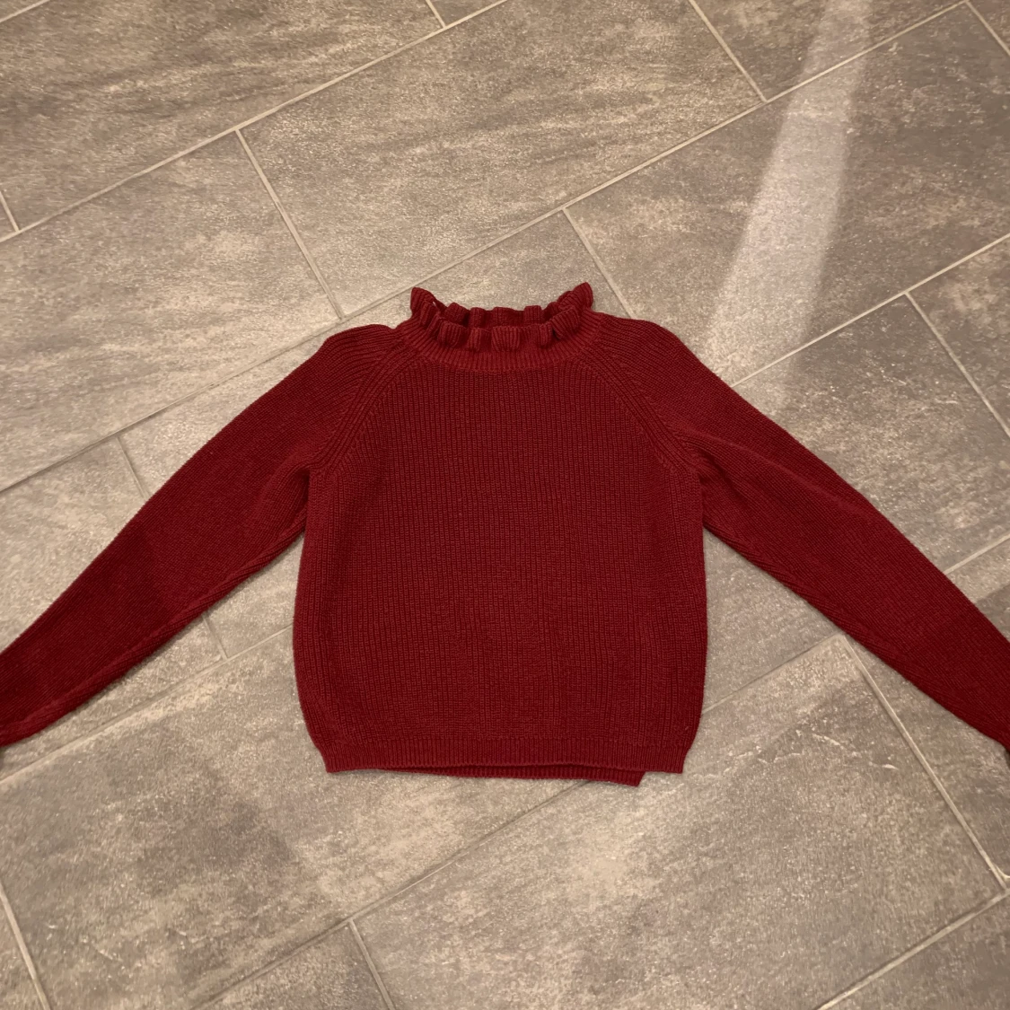 Vinröd tröja