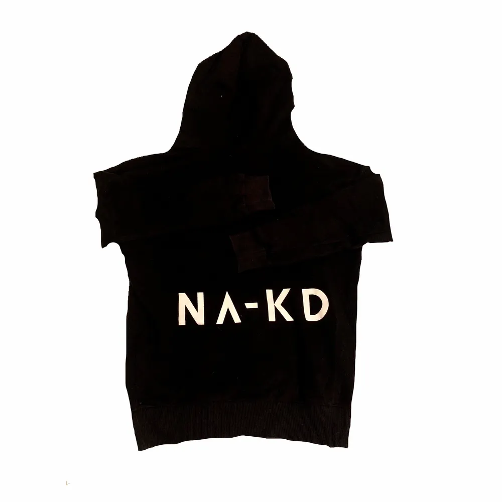Snygg oversized svart hoodie från NA-KD med tryck, det är en xs men passar xs-l. Tröjor & Koftor.