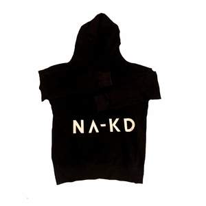 Snygg oversized svart hoodie från NA-KD med tryck, det är en xs men passar xs-l