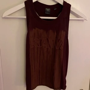 Coolt linne från G-star - Säljer detta jättesnygga linnet köpt secondhand i märket G-star då det tyvärr inte kommer till användning. Skriv vid intresse o om du önskar fler bilder! Frakt tillkommer💞