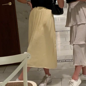 Kjol - Längre kjol som är superskön. Storleken är XXS men jag skulle säga att den sitter som en XS.