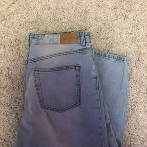MOM JEANS - Ljusa mom jeans från Monki, storlek 34. Jättefina men kommer ej till användning, sparsamt använda. Pris går att diskutera. Frakt tillkommer 💕