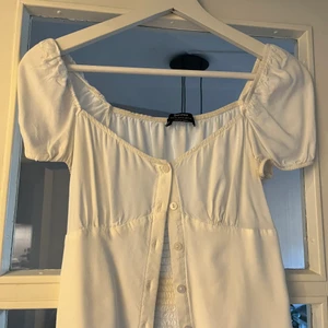 Vit Blus - Supersöt blus från Bershka storlek XS. Säljes på grund av för liten. Köpare står för frakt