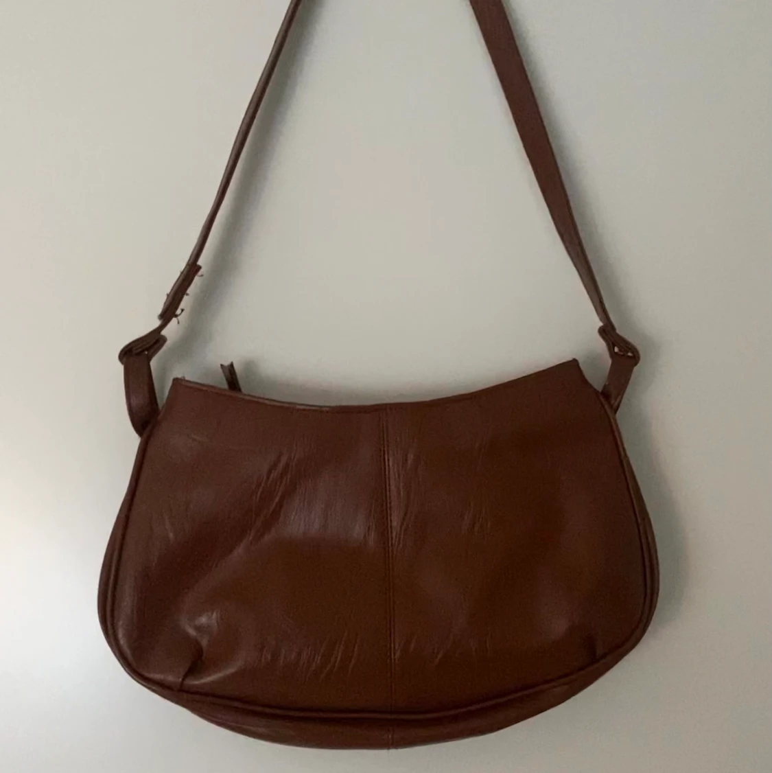 Brun axelremsväska - 90