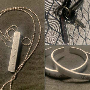 Egentillverkade smycken (UF)  - Vi säljer egentillverkade smycken genom vårt UF företag av olika slag. Exempelvis säljer vi: armband, halsband och nyckelringar där du själv kan bestämma din egna personliga text. På bilden är några exempel på hur det kan se ut! För mer info kan du kontakta oss, vi finns även på Facebook och instagram @luxuryforyou.uf 