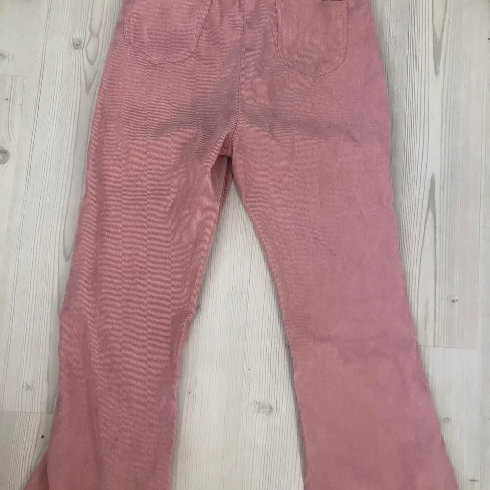 Vanliga ljus rosa byxor i Manchester tyg. Strl M. Jeans & Byxor.