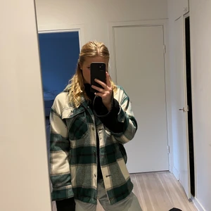 Vår/höst jacka  - En vår/höst jacka från Zara. Använd ett fåtal gånger, men är som nyskick. Ord pris 545kr.