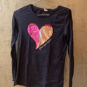 Paljetttröja - Jättefin blå tröja med paljetthjärta som man kan ändra färg på till silver och rosa