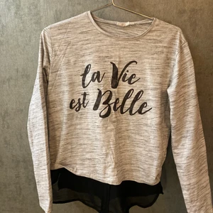 Grå tröja - Jättefin grå tröja med tryck på från Kappahl. Är storlek 170, men skulle också säga att det också är storlek small. 