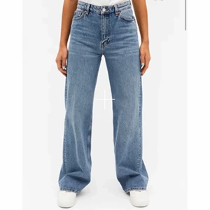 Yoko jeans - Blåa jeans från monki i modellen Yoko, bra skick! Går till fötterna på mig, jag är 166cm💘 kan ta mått eller ta mer bilder, kom privat 💗 sista bilden är monkis egna storleksguide