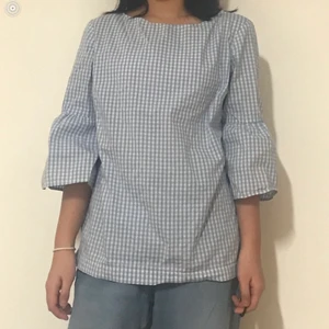 Blå tröja  - Säljer tröjan, jätte bekväm till sommaren. Frakt tillkommer :)