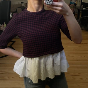 Tröja med volang - Rutig tröja med vit volang från Zara. Strl: M men passar S också