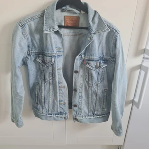 Levi's jeansjacka XS - Levi's jeansjacka i ljusblå färg. Lite oversized passform. Säljes då den tyvärr har blivit för liten för mig. 