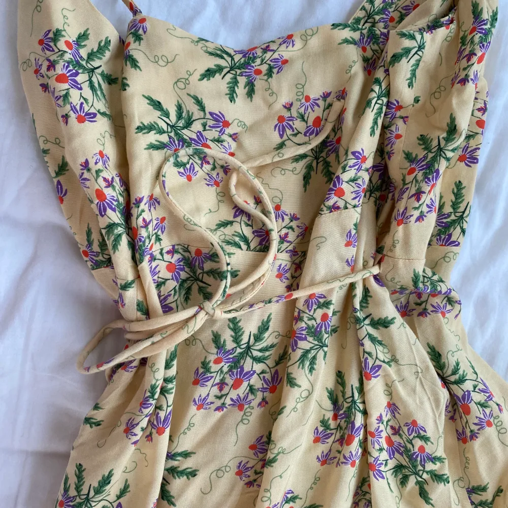 En helt oanvänd sommar klänning från Monki med knyte där bak💐🌿 Det är en långklänning i storlek XS. Orginalpriset ligger på 250-300 ungefär :). Klänningar.