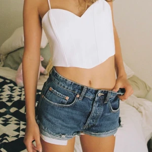 Jeans shorts mid rise - Säljer dessa skit snygga shortsen från zara, eftersom jag köpte i två olika storlekar😍 aldrig använda bara testade och är skit snygga till sommaren!