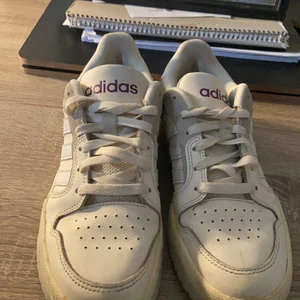 Adidas Skor - Adidas vit skor🤍. Storlek 40 men också 39🙌🏽 köpte för 799 så jag säljer den för 400 eftersom storleken inte passar mig, jag är 41/42😅. Kan skicka fler bilder om du vill och det är rent!💗