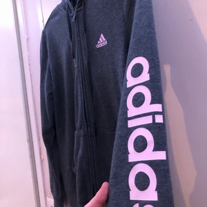 Grå adidas tröja  - Jätte snygg adidas tröja med rosa tryck i stolek S/M 🥰
