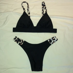 Svart bikini - 2 delar - Svart bikini från Shein med leopard mönster, storlek S, helt oanvänd pga köpte fel storlek. Uttagbara inlägg i överdelen. Nypris 109kr, säljer för 70kr. 