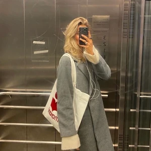 grå kappa - Säljer denna fina gråa kappa i storlek M ifrån h&m. Kappan är helt slutsåld och varit det sedan länge. Den är helt oanvänd med prislapp kvar. Bilderna är lånade så kom privat för egna bilder! Köptes för 599kr. Buda ifrån 380kr eller köp direkt för 800kr💕💕 kom privat för egna bilder