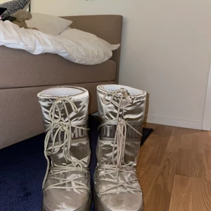 Moon boots  - Endast använda 2 gånger och är därför i nytt skick. Storlek 39/41. Färg guld. Ursprungs pris 2 000kr. 