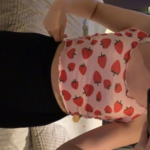 shein linne - OTROLIGT FINT men kommer aldrig till användning. Rosa linne men jordgubbar från shein i storlek 36. Pris kan diskuteras och köparen står för frakten!