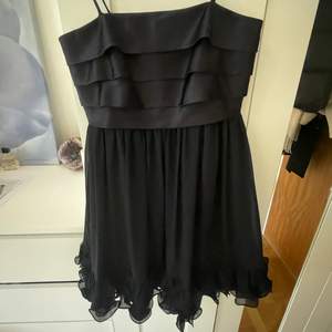 Jätte fin svart volang klänning från Vera Mont, storlek 34 och passar mig som har xs/s. Den är i bra skick. Kan mötas eller så står köparen för frakten. Buda privat❤️ start bud: 250  