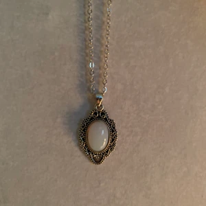 Halsband  - Fint smycke. Skriv om intresse eller vid fler frågor☺️ 50 kr + frakt på 13kr💕