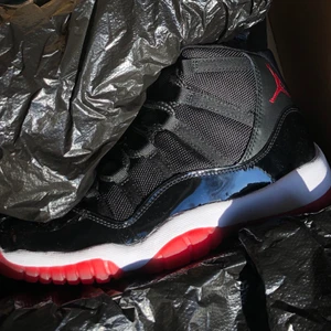 Air Jordan 11 Retro Breds - Säljer mina Air Jordan 11 Retro i storlek 39, använda ett fåtal gånger, knappt synligt förutom sulan. Som nya helt enkelt:) Super snygga.