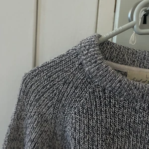 Stickad tröja  - Ny oanvänd stickad tröja. Fin, mysig, trendig 