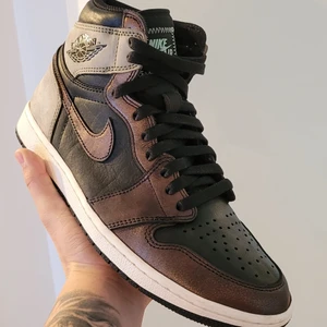 Jordan 1 High Patina - Jordan 1 high patina, cond 8/10, Storlek 42.5, rep box. Självklart äkta. Pm vid frågor!!!