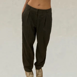 Grå lågmidjade kostymbyxor - Mörkgrå lågmidjade kostymbyxor, storlek 42 men passar även mindre. Jag brukar ha 36 och då sitter de ”baggy” som på bilderna. Skriv om du har fler frågor, köparen står för frakt :)