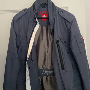 Jacka M - Jacka som är väldigt ny och aldrig använd förut💯  Storlek M men är väldigt stretchig och klarar S och L väldigt bra‼️Köpt om från nederland/holland.🇳🇱Anti-cold and is REAL👌Price can be discussed 