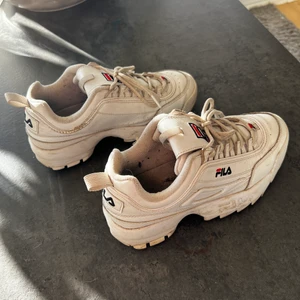 Fila skor  - Fila skor i helt okej skick! De är lite slitna på insidan som sista bilden visar💗 frakt tillkommer på 66kr