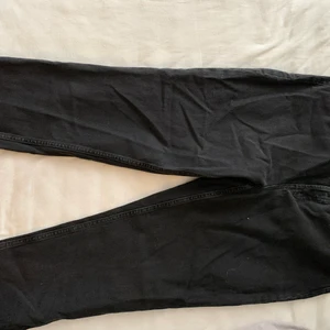 h&M mom jeans i strl 46 - Mom Jeans helt nya i strl 46. Prislappen kvar 