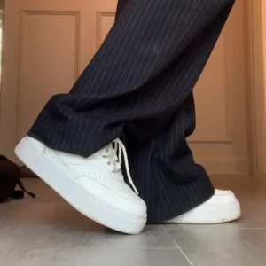 Eytys Sidney sneakers  - Säljer mina snygga vita eytys, Sidney sneakers, knappt använda. Jag har vanligtvis storlek 38 men har 37 i dessa då de var ganska stora i storleken. Säljer då de inte kommer till användning då jag är mellan 37-38 i dessa storleksmässigt. Nypris 1900kr