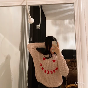 Virkad sweatshirt från Gina Tricot - Min fina gina sweatshirt är nu till salu! Den är som en virkad sweatshirt och har en stor smiley i mitten och munnen är en text där det står WEEKEND på. Den är i färgerna rosa och röd och är i helt ny skick eftersom jag inte har använt den mycket alls… ops! köparen står för frakten men kan mötas upp i Malmö;)