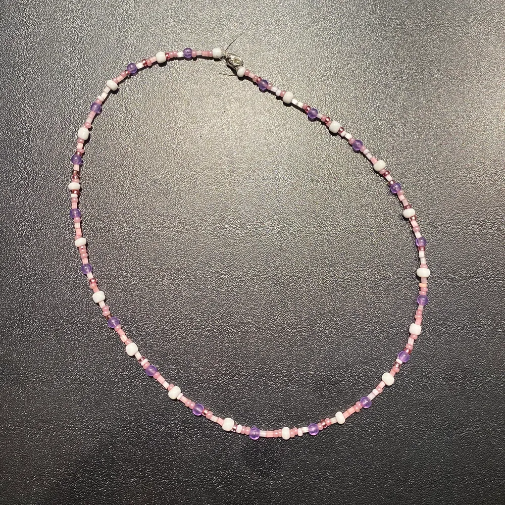 Intressekoll på handgjorda halsband ❤️ Gör gärna på beställning, då kan man få välja färg, längd och storlek på pärlor. . Accessoarer.