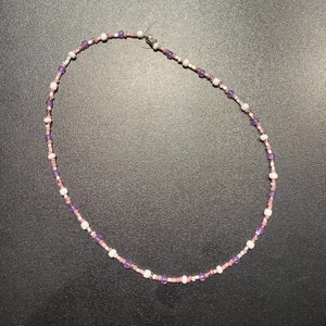 Handgjorda halsband - Intressekoll på handgjorda halsband ❤️ Gör gärna på beställning, då kan man få välja färg, längd och storlek på pärlor. 
