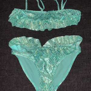 Bikini  - Turkos grön bikini! Aldrig använt den bara provat för 2 årsen typ, Storlek 146-152 💚🦋 den har lite guld på som ni ser på bilderna💛 