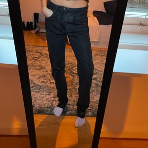 Svarta ”glansiga” jeans - Svarta ”glansiga” jeans från zara. Perfekt till lite festligare tillfällen, eller vardags! Får tyvärr ingen användning av de längre. De är långa i benen, jag är 170!