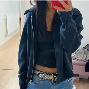 Marinblå COS kofta - En jätte snygg marinblå tröja ifrån COS. Tröjan är knappt använd och därmed som i nyskick utan några defekter. Säljer då jag har två likadana. Är i storlek S. Säljer för 650kr och köptes för 890kr. Budgivning ifall det är många som är intresserade. Bilderna är lånade så kom privat för egna bilder!💕💕