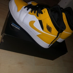 Air Jordan 1 - Air Jordan 1 WHITE/UNIVERSITY GOLD BLACK i storlek 40. Jag köpte de i somras och har använt de ett par gånger Max 5 gånger skulle jag säga. Skonar är i bra skickt och är 100%autentic från Rostock. Priset= 1400kr utan frakten.