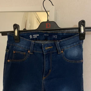 XS  - Ett par jeggins som aldrig blvit använda då jag äger så många, ser helt nya ut och väldigt fina, storlek XS men funkar även om man har S 