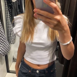 Söker  - Jag söker den här tröjan i XS/S Max 100kr ger jag för den isf. Kontakta om du har en likadan svart hår jätte bra också men är mer intresserad av vit.❤️