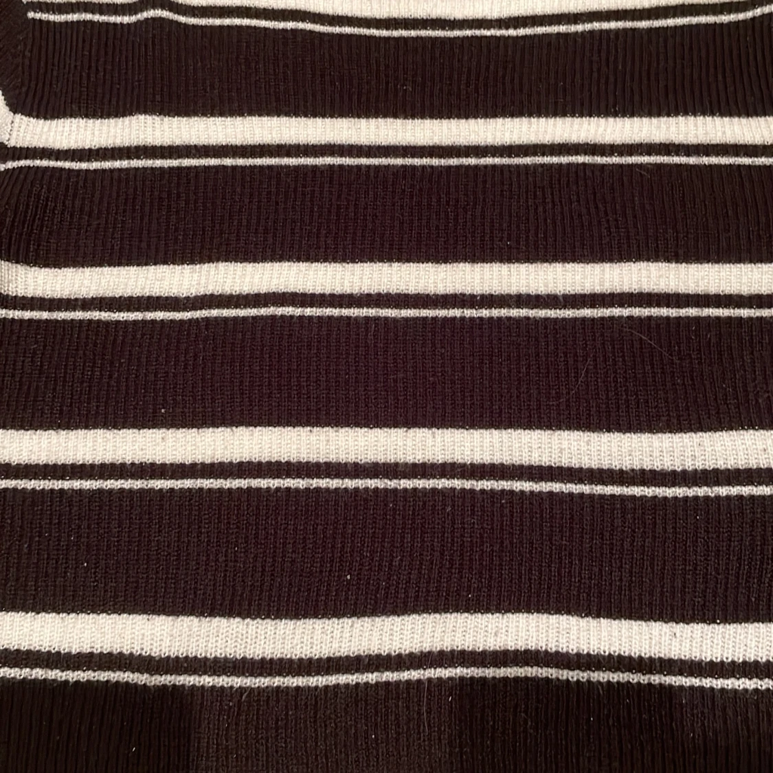 Svart randig hm tröja🖤använd 1-2  gång  - 90